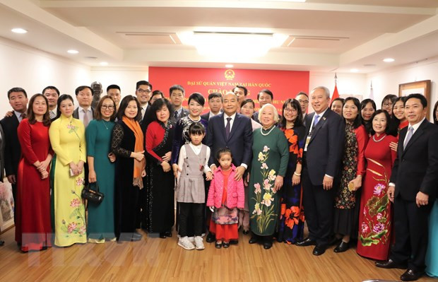 Le PM se rend à l’ambassade du Vietnam en R. de Corée ảnh 1 Le PM se rend à l’ambassade du Vietnam en R. de Corée ảnh 1
