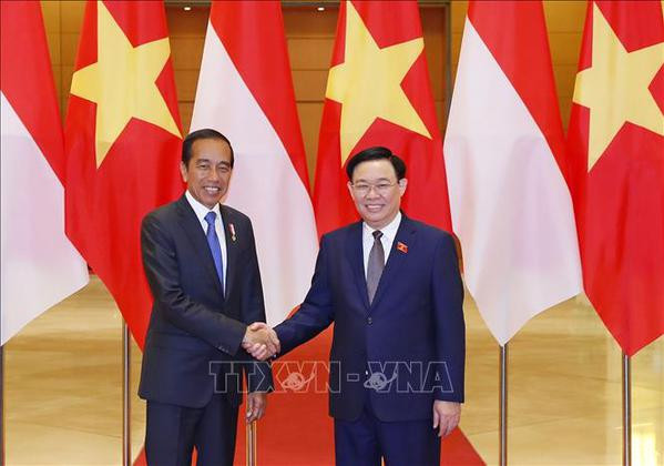 Le président de l’AN Vuong Dinh Hue rencontre le président indonésien Joko Widodo ảnh 1 Le président de l’AN Vuong Dinh Hue rencontre le président indonésien Joko Widodo ảnh 1