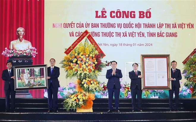 Le président de l'AN assiste à la cérémonie annonçant la création du chef-lieu de Viet Yen ảnh 1 Le président de l'AN assiste à la cérémonie annonçant la création du chef-lieu de Viet Yen ảnh 1