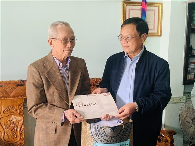 Remis des cadeaux aux témoins de Hoang Sa ảnh 1 Remis des cadeaux aux témoins de Hoang Sa ảnh 1
