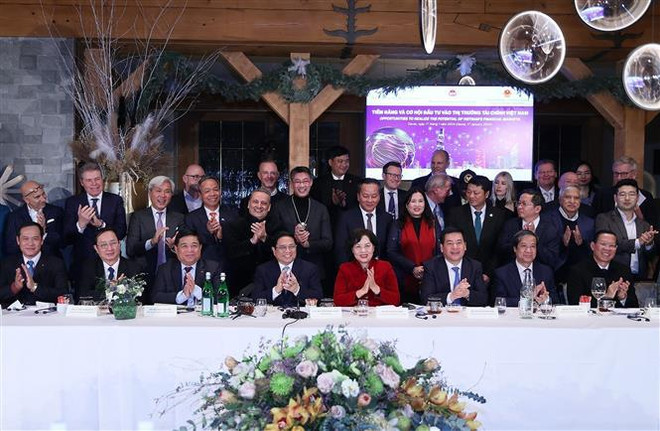 WEF Davos 2024 : le PM propose de soutenir le Vietnam dans la construction d'un centre financier ảnh 2