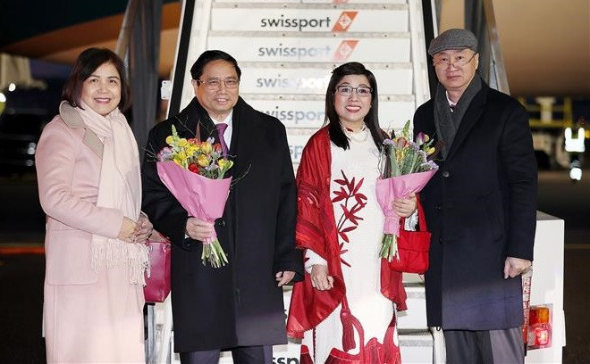 Le PM Pham Minh Chinh arrive en Suisse pour assister au Forum de Davos 2024 ảnh 1