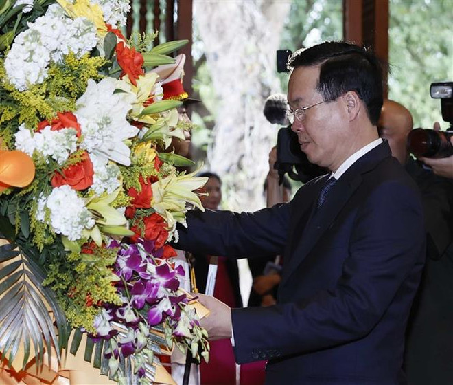 Le président offre de l'encens pour commémorer le Président Ho Chi Minh à Nghe An ảnh 1 Le président offre de l'encens pour commémorer le Président Ho Chi Minh à Nghe An ảnh 1