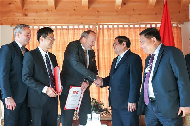 Le Premier ministre rencontre des dirigeants de certaines grandes entreprises ảnh 1 Le Premier ministre rencontre des dirigeants de certaines grandes entreprises ảnh 1