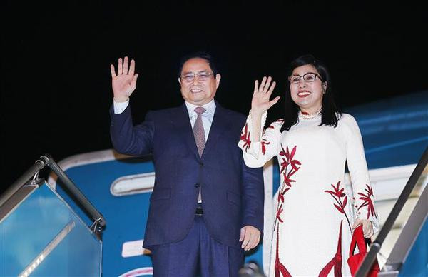 Le PM part pour le WEF-54 et des visites officielles en Hongrie et en Roumanie ảnh 1 Le PM part pour le WEF-54 et des visites officielles en Hongrie et en Roumanie ảnh 1