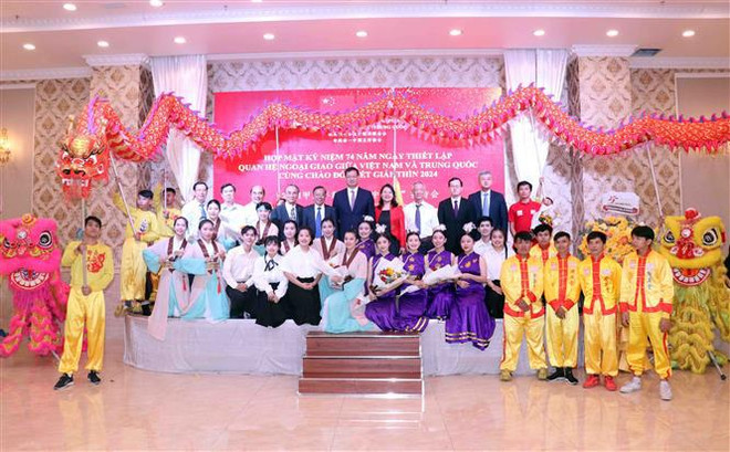 Rencontre à l’occasion du 74e anniversaire des relations diplomatiques Vietnam-Chine ảnh 1 Rencontre à l’occasion du 74e anniversaire des relations diplomatiques Vietnam-Chine ảnh 1