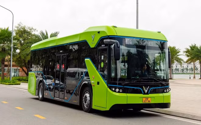 Hanoï poursuit l'électrification du réseau de bus urbains ảnh 1