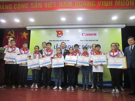 Canon Vietnam : des bourses d'édudes aux élèves démunis ảnh 1