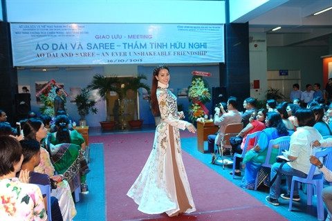 L’ao dài et le sari à l’honneur ảnh 2