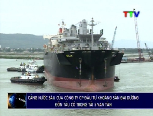 Un navire singapourien de 50.000 tonnes mouille au port en eau profonde de Nghi Son ảnh 1 Un navire singapourien de 50.000 tonnes mouille au port en eau profonde de Nghi Son ảnh 1