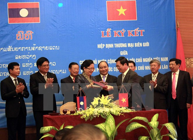 Adoption de l’accord sur le commerce transfrontalier Vietnam-Laos ảnh 1 Adoption de l’accord sur le commerce transfrontalier Vietnam-Laos ảnh 1