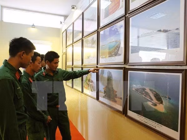 Exposition de photos et d’archives sur Hoang Sa et Truong Sa à Son La ảnh 1