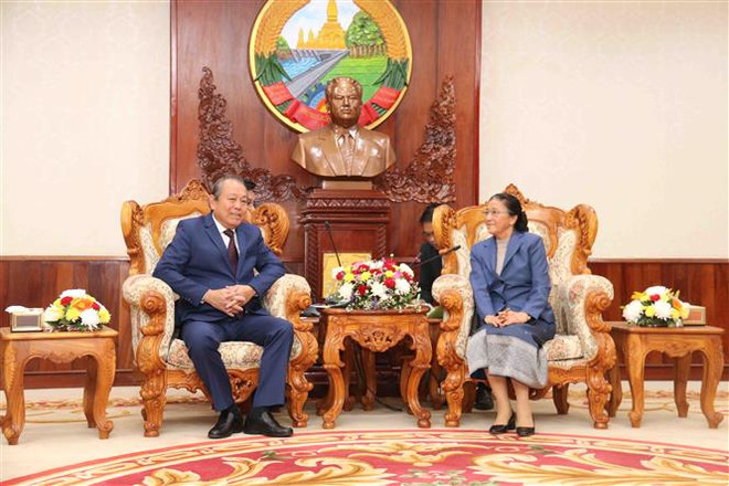 Le vice-Premier ministre Truong Hoa Binh en visite de travail au Laos ảnh 1 Le vice-Premier ministre Truong Hoa Binh en visite de travail au Laos ảnh 1