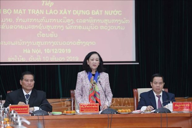 Une responsable de la mobilisation de masse accueille un invité laotien ảnh 1 Une responsable de la mobilisation de masse accueille un invité laotien ảnh 1