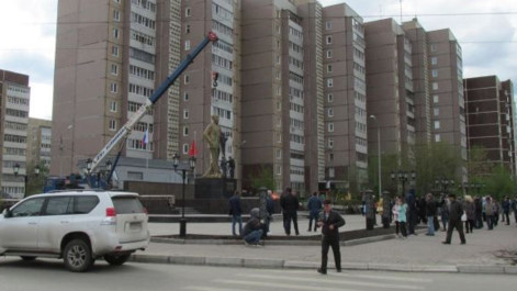 Une statue ornée d’or du Président Hô Chi Minh en Russie ảnh 1