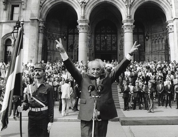 Message de condoléances du Vietnam pour la mort de l’ancien président hongrois. ảnh 1