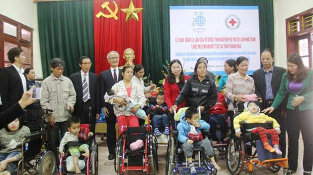Fauteuils roulants japonais pour des enfants handicapés à Thanh Hoa ảnh 1 Fauteuils roulants japonais pour des enfants handicapés à Thanh Hoa ảnh 1