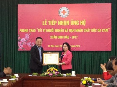 La Croix-Rouge vietnamienne reçoit des dons pour les pauvres ảnh 1 La Croix-Rouge vietnamienne reçoit des dons pour les pauvres ảnh 1