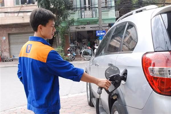 La hausse des prix des carburants se poursuit ảnh 1