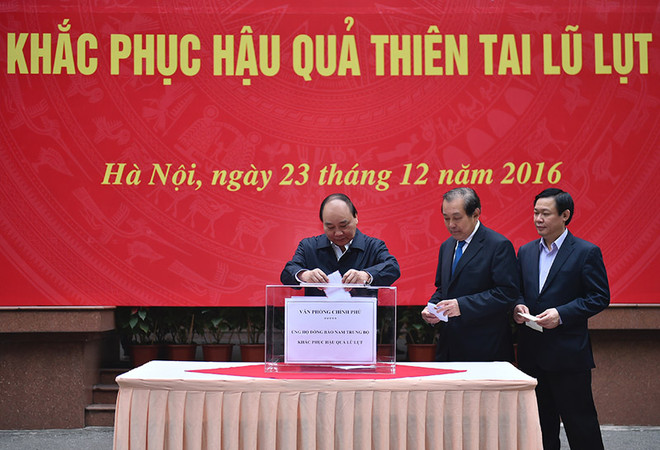 Les dirigeants du gouvernement aux côtés des sinistrés des crues au Centre ảnh 1 Les dirigeants du gouvernement aux côtés des sinistrés des crues au Centre ảnh 1