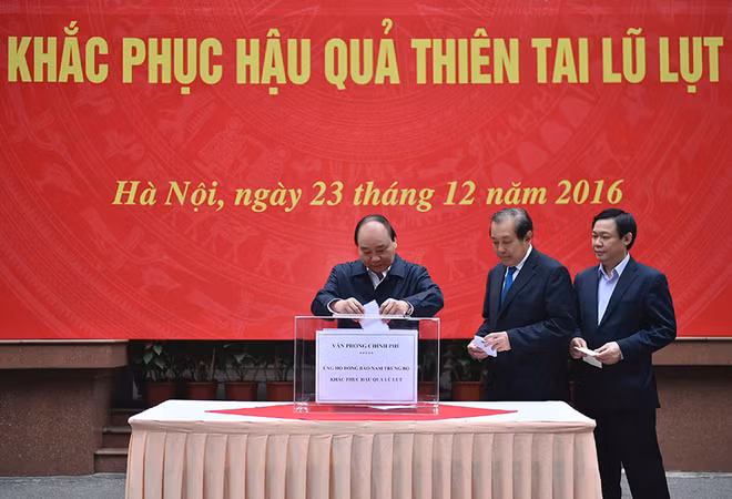 Les dirigeants du gouvernement aux côtés des sinistrés des crues au Centre ảnh 1