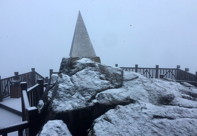 La neige fait son retour sur le mont Fansipan à Lào Cai ảnh 1 La neige fait son retour sur le mont Fansipan à Lào Cai ảnh 1