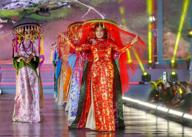 Un défilé de mode met en valeur l'ao dai vietnamien et la soie thaïlandaise ảnh 1 Un défilé de mode met en valeur l'ao dai vietnamien et la soie thaïlandaise ảnh 1