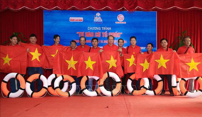 Dons spéciaux en drapeaux nationaux aux habitants et soldats à Ninh Thuân ảnh 1 Dons spéciaux en drapeaux nationaux aux habitants et soldats à Ninh Thuân ảnh 1