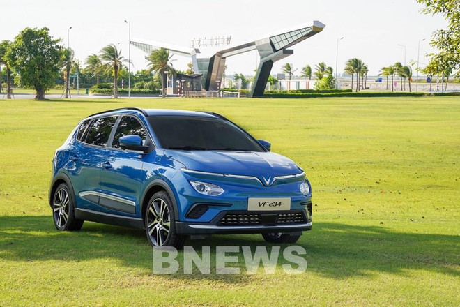 Près de 600 véhicules VF e34 et VF 8 de VinFast remis aux clients en novembre ảnh 1