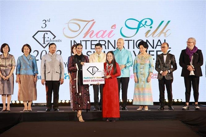 L'ao dai vietnamien honoré lors de la Semaine internationale de la mode de la soie thaïlandaise ảnh 1 L'ao dai vietnamien honoré lors de la Semaine internationale de la mode de la soie thaïlandaise ảnh 1