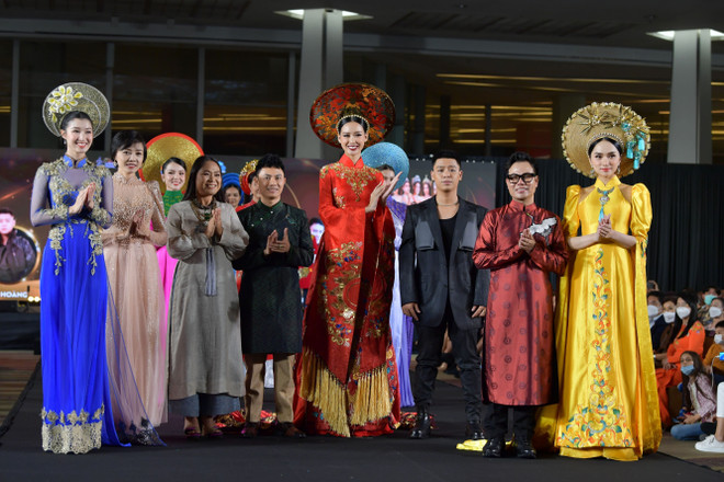 Un défilé de mode met en valeur l'ao dai vietnamien et la soie thaïlandaise ảnh 2 Un défilé de mode met en valeur l'ao dai vietnamien et la soie thaïlandaise ảnh 2