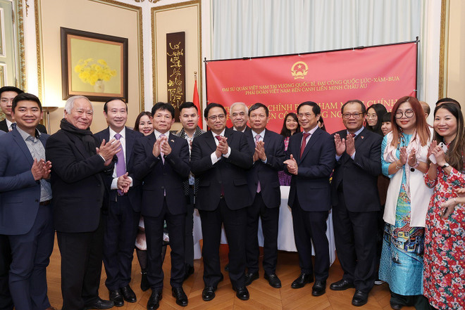 Le PM Pham Minh Chinh rencontre des Vietnamiens en Belgique ảnh 2 Le PM Pham Minh Chinh rencontre des Vietnamiens en Belgique ảnh 2
