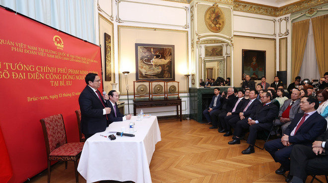 Le PM Pham Minh Chinh rencontre des Vietnamiens en Belgique ảnh 1 Le PM Pham Minh Chinh rencontre des Vietnamiens en Belgique ảnh 1