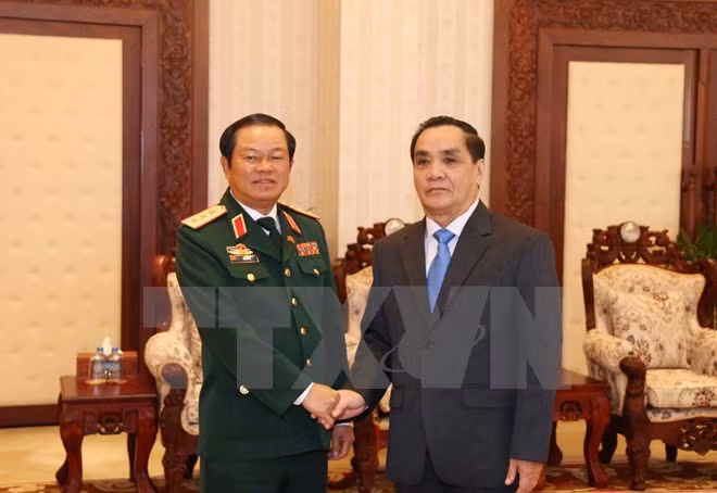 Coopération efficace entre les deux forces armées Vietnam-Laos ảnh 1