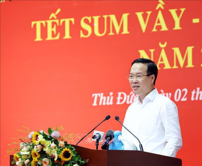 Le président Vo Van Thuong assiste à un programme de célébration du Têt à Thu Duc ảnh 1