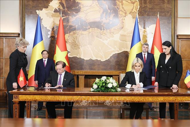 Les Premiers ministres vietnamien et roumain donnent une conférence de presse après leur entretien ảnh 2 Les Premiers ministres vietnamien et roumain donnent une conférence de presse après leur entretien ảnh 2