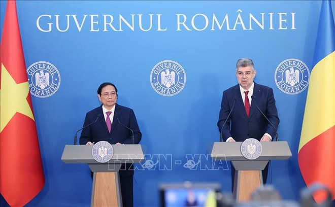 Les Premiers ministres vietnamien et roumain donnent une conférence de presse après leur entretien ảnh 1 Les Premiers ministres vietnamien et roumain donnent une conférence de presse après leur entretien ảnh 1