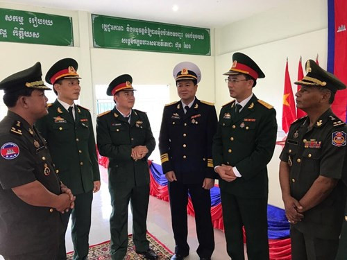 De jeunes officiers militaires vietnamiens au Cambodge ảnh 1