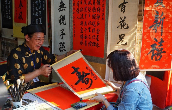 Demander une calligraphie à l'occasion du Têt, une coutume des Vietnamiens ảnh 1 Demander une calligraphie à l'occasion du Têt, une coutume des Vietnamiens ảnh 1