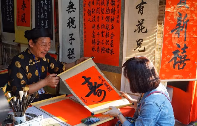 Demander une calligraphie à l'occasion du Têt, une coutume des Vietnamiens ảnh 1
