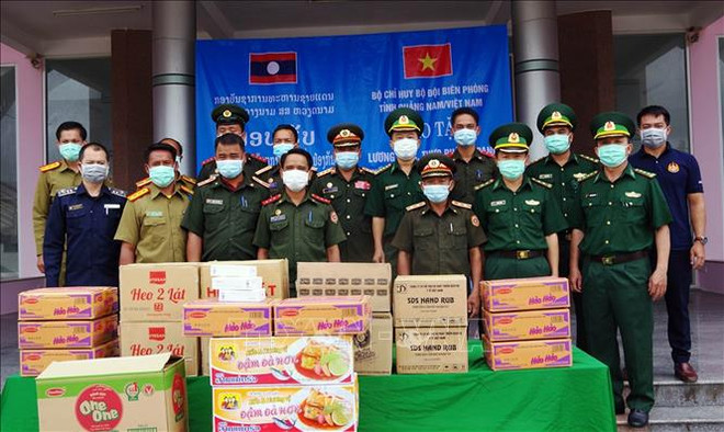 COVID-19 : Quang Nam offre du matériel médical à Sékong (Laos) ảnh 1 COVID-19 : Quang Nam offre du matériel médical à Sékong (Laos) ảnh 1