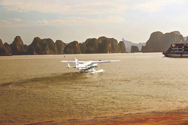 Contempler la baie de Ha Long à bord d’un hydravion ảnh 2 Contempler la baie de Ha Long à bord d’un hydravion ảnh 2