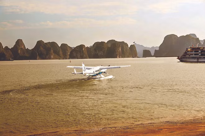 Contempler la baie de Ha Long à bord d’un hydravion ảnh 2