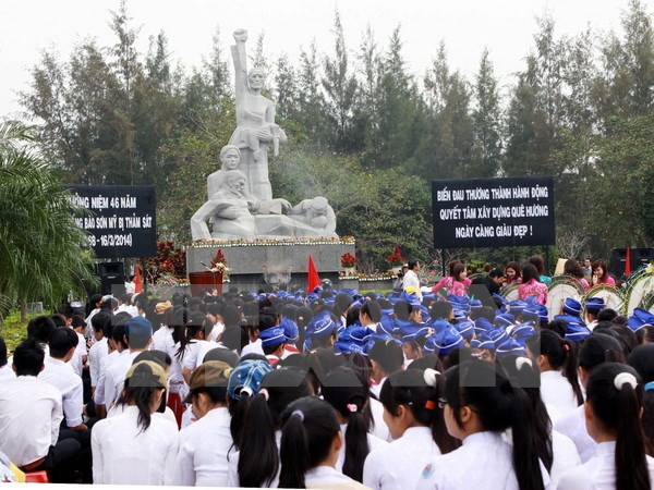 Des jeunes Viêt kiêu visitent le mémorial de Son My ảnh 1 Des jeunes Viêt kiêu visitent le mémorial de Son My ảnh 1