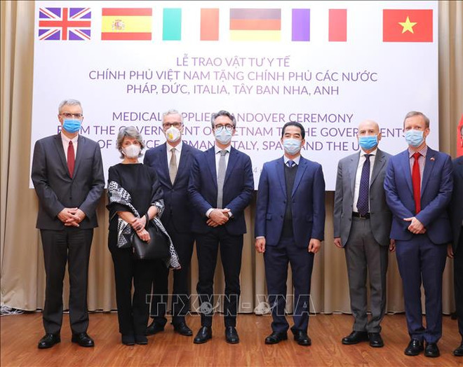Le Vietnam offre des masques antibactériens à des pays européens ảnh 1