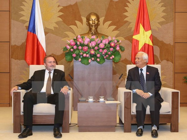 Le vice-président de l'AN Uong Chu Luu reçoit des sénateurs tchèques ảnh 1 Le vice-président de l'AN Uong Chu Luu reçoit des sénateurs tchèques ảnh 1