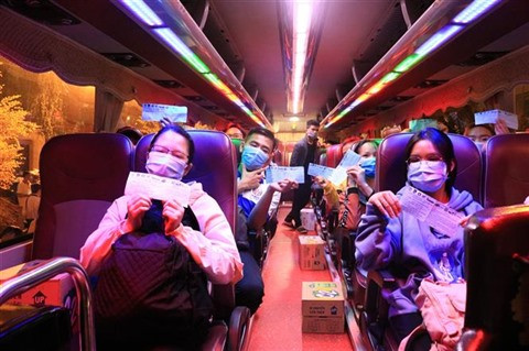 Têt traditionnel: des entreprises à Dông Nai offrent des billets de bus gratuits à des ouvriers ảnh 1 Têt traditionnel: des entreprises à Dông Nai offrent des billets de bus gratuits à des ouvriers ảnh 1