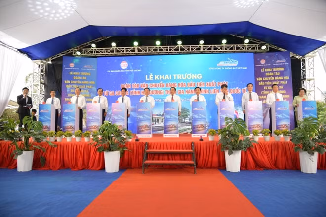 Commencement des activités de transport international à la gare de Cao Xa ảnh 1