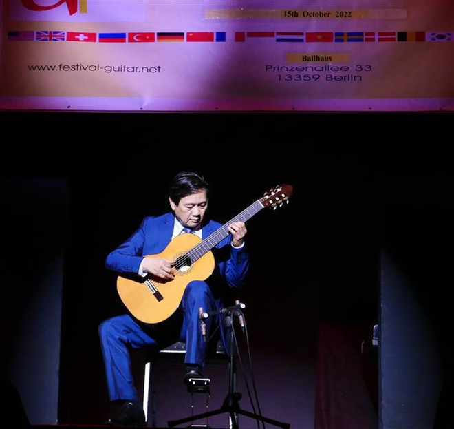 Des chansons folkloriques du Vietnam présentées au Concours international de guitare de Berlin ảnh 1 Des chansons folkloriques du Vietnam présentées au Concours international de guitare de Berlin ảnh 1