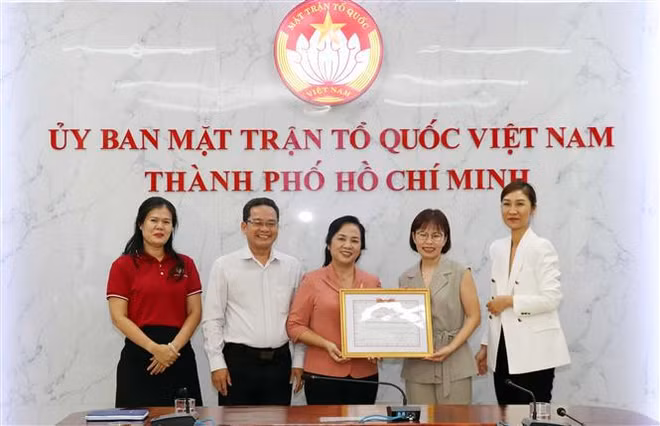 Fête de la mi-automne: dons pour des orphelins et personnes démunies à HCM-Ville ảnh 2